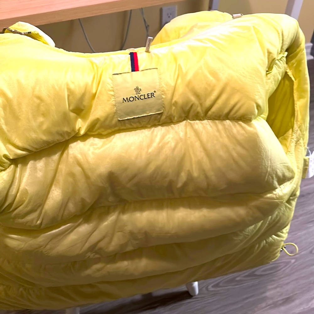 Moncler Pavviot giubbotto.Barely used, pristine condition.